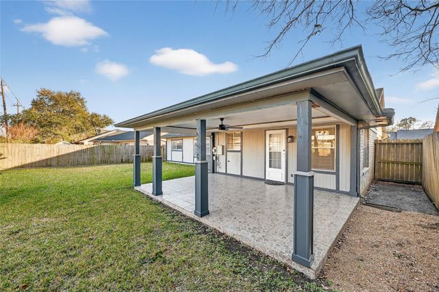 15819 Contender Lane, Friendswood, TX 77546