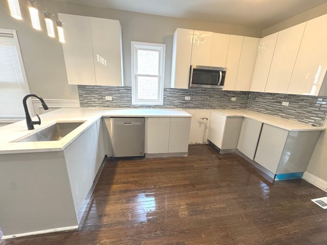 9432 S Vernon Avenue, Chicago, IL 60619