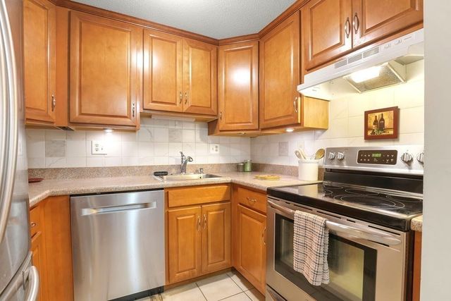 108 Norton Ave 17, Easton, MA 02334