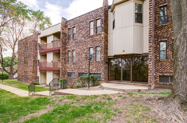 2210 Country Club Drive 26, Woodridge, IL 60517
