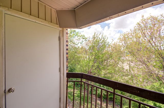 2210 Country Club Drive 26, Woodridge, IL 60517
