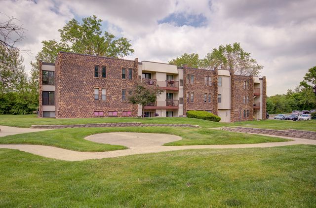 2210 Country Club Drive 26, Woodridge, IL 60517