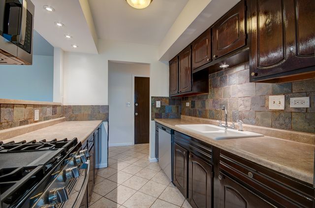 2210 Country Club Drive 26, Woodridge, IL 60517