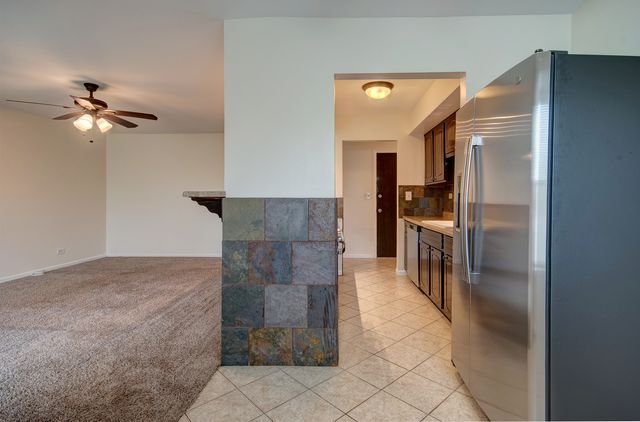2210 Country Club Drive 26, Woodridge, IL 60517