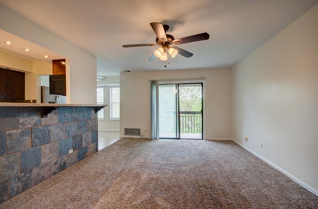 2210 Country Club Drive 26, Woodridge, IL 60517