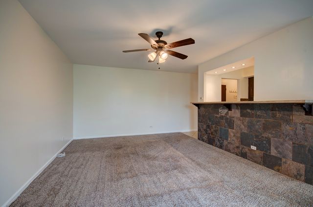 2210 Country Club Drive 26, Woodridge, IL 60517