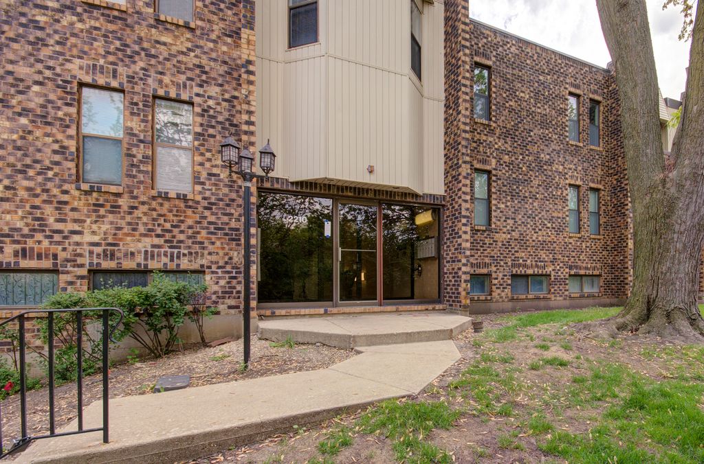 2210 Country Club Drive 26, Woodridge, IL 60517