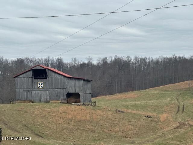 811 Pioneer Rd, Ewing, VA 24248