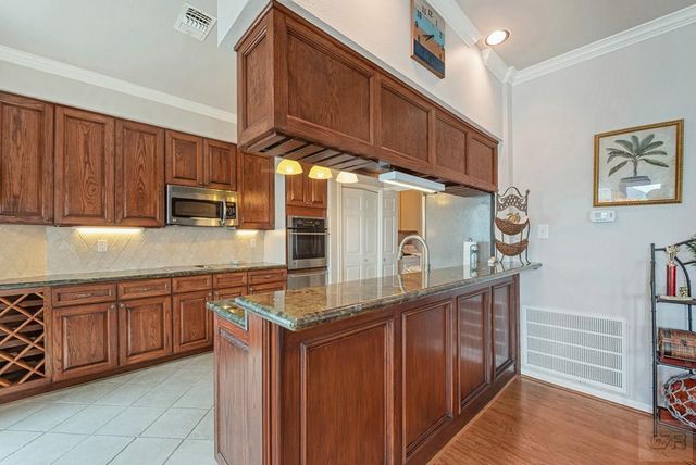1005 Long Reach Drive, Tiki Island, TX 77554