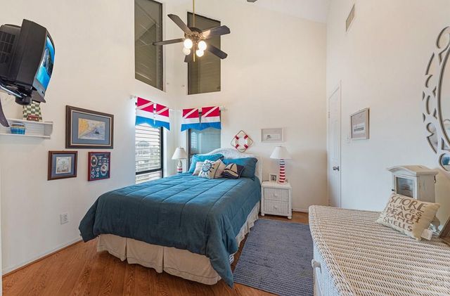 1005 Long Reach Drive, Tiki Island, TX 77554