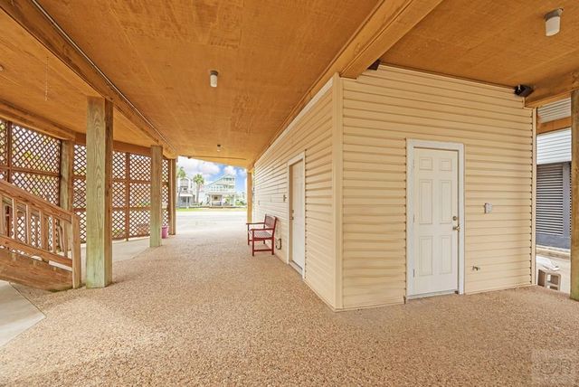 1005 Long Reach Drive, Tiki Island, TX 77554