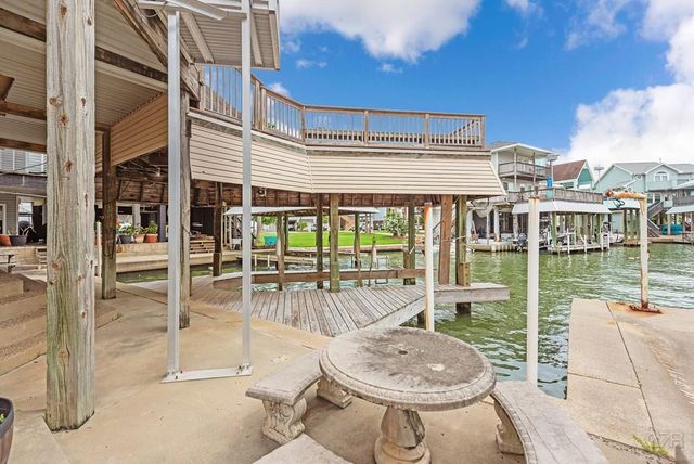 1005 Long Reach Drive, Tiki Island, TX 77554