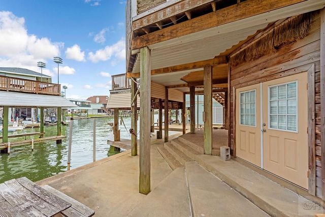 1005 Long Reach Drive, Tiki Island, TX 77554