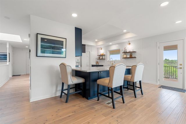 105 Stonegate LN, Dripping Springs, TX 78620