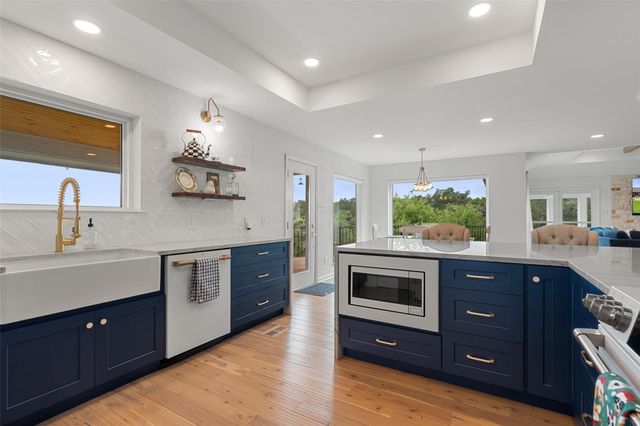 105 Stonegate LN, Dripping Springs, TX 78620