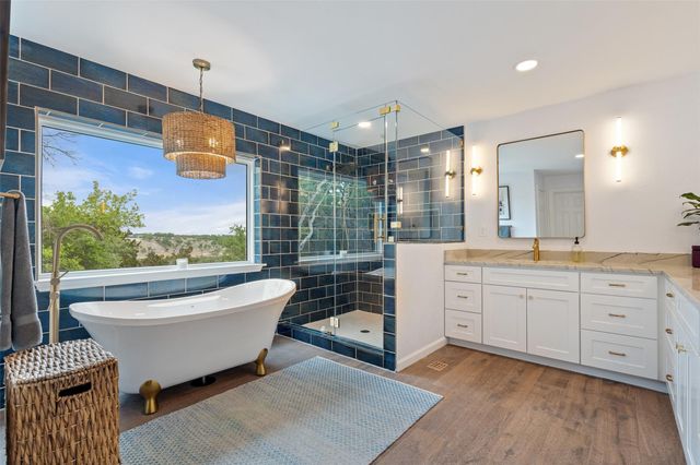 105 Stonegate LN, Dripping Springs, TX 78620