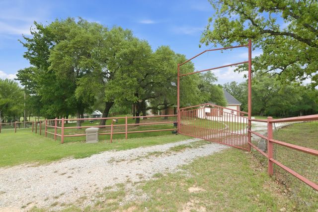 1012 Vista Hills Drive, Reno, TX 76082