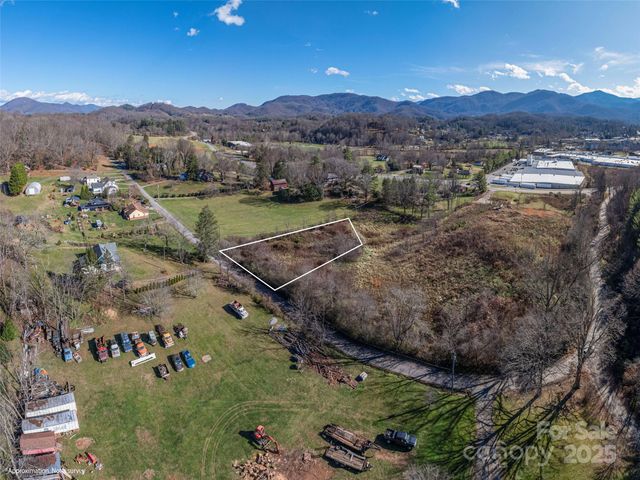 000 Calhoun Road, Waynesville, NC 28786