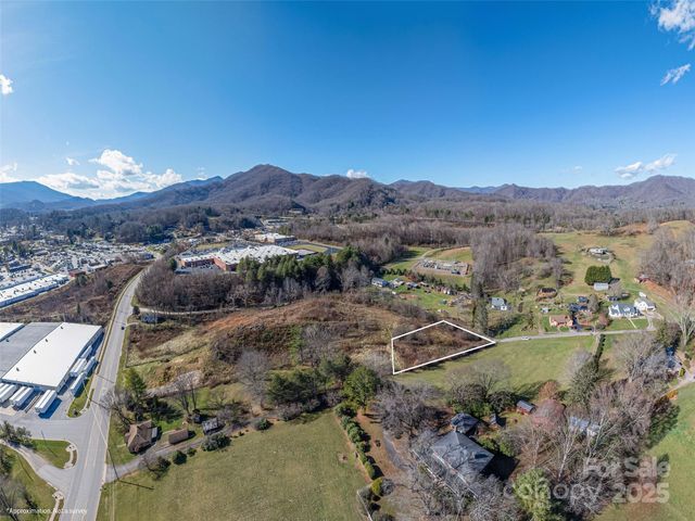 000 Calhoun Road, Waynesville, NC 28786