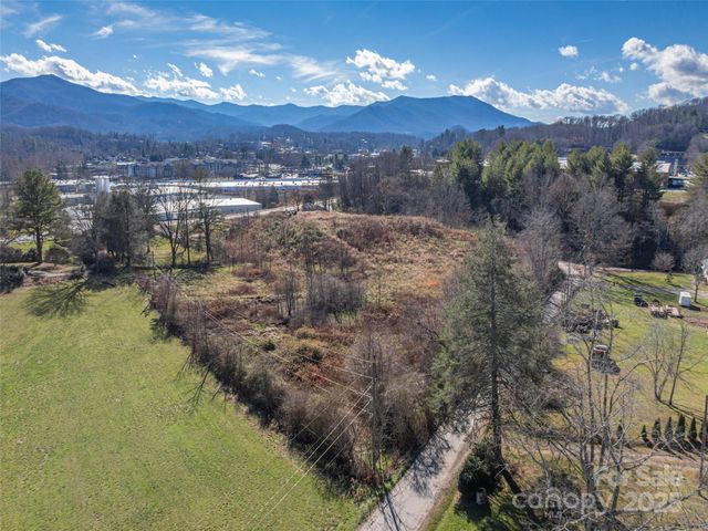 000 Calhoun Road, Waynesville, NC 28786