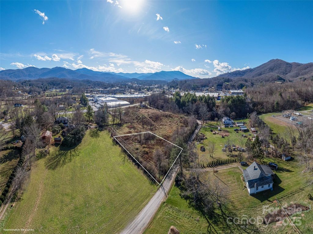 000 Calhoun Road, Waynesville, NC 28786