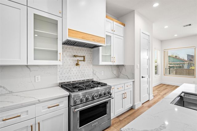 306 E 40th Street A, Houston, TX 77018