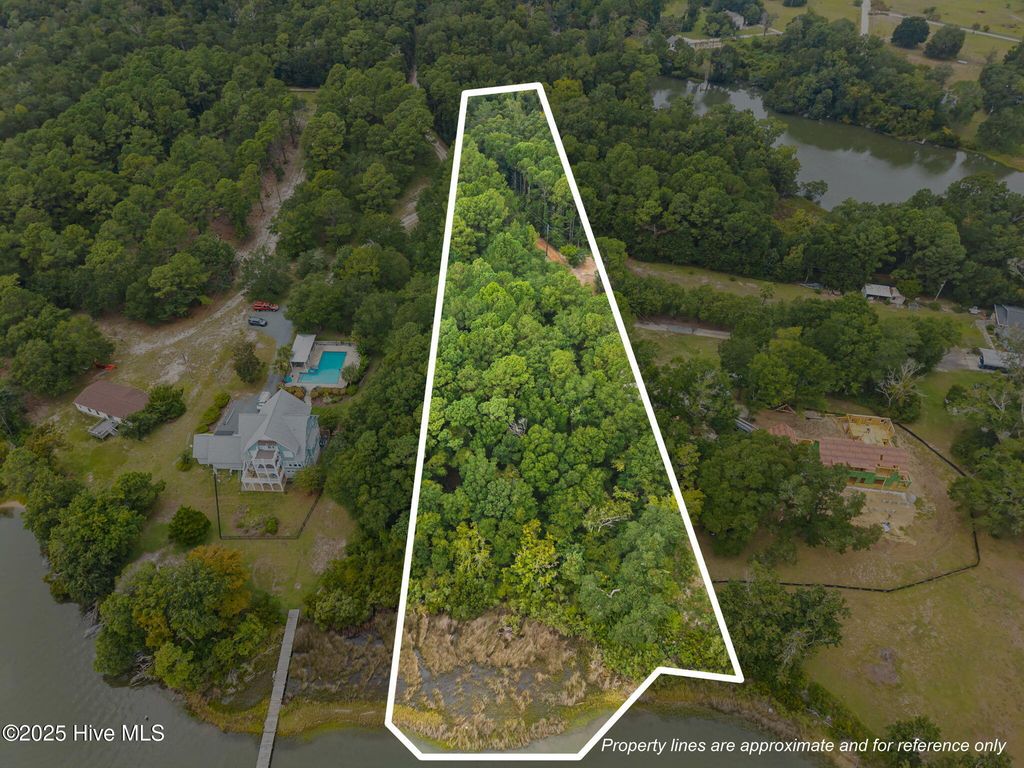 Image 32 of property listing at 128 Missie Cove Lane, Sneads Ferry, NC 28460