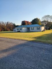 224 Gaines Cir, Estill Springs, TN 37330