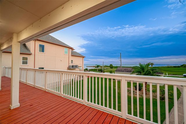 510 Surf Oaks Drive, Seabrook, TX 77586