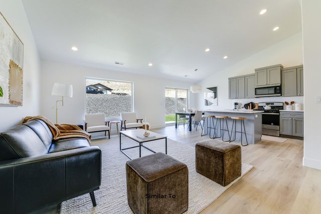 19 W 13th St, Deer Park, WA 99006