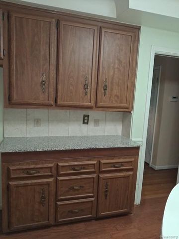 24231 Jerome Street, Oak Park, MI 48237