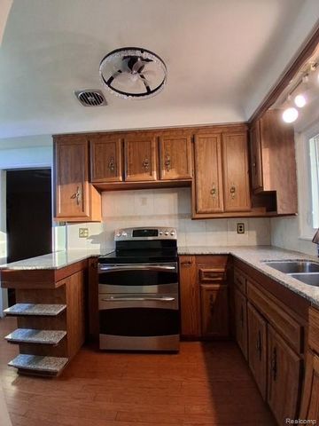 24231 Jerome Street, Oak Park, MI 48237