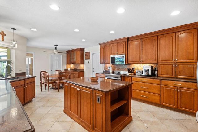 6407 E 112TH AVENUE, Temple Terrace, FL 33617