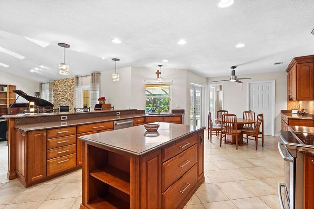 6407 E 112TH AVENUE, Temple Terrace, FL 33617