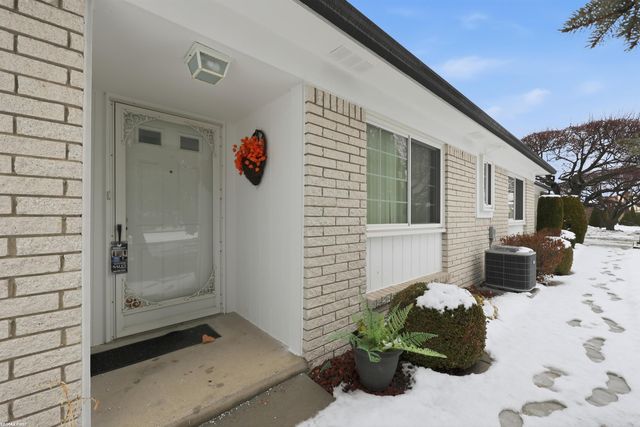 664 Country Club Street, Saint Clair Shores, MI 48082