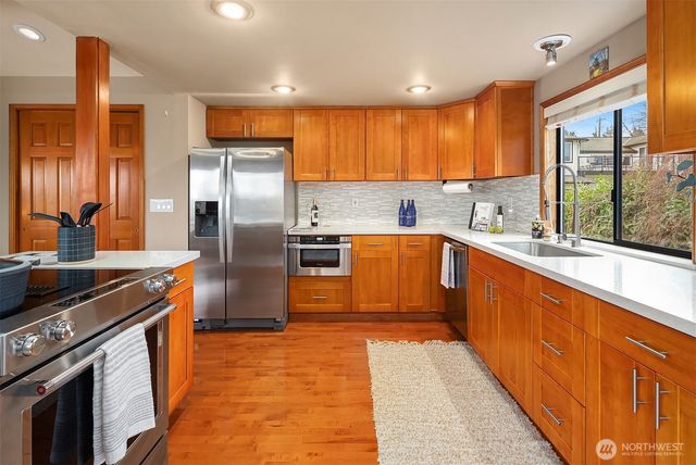 902 7th Avenue S, Edmonds, WA 98020