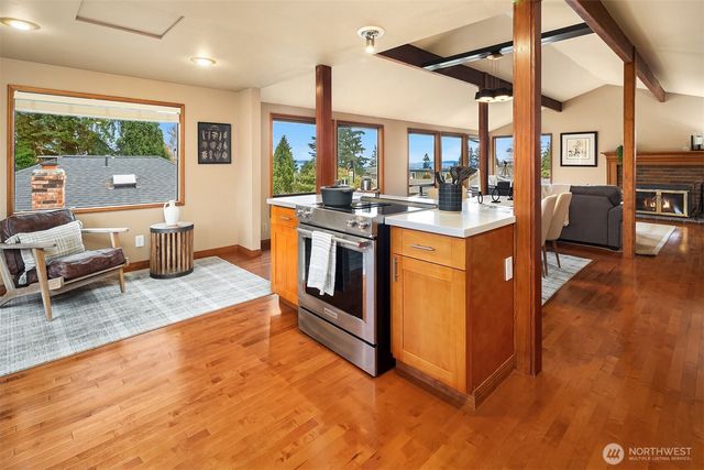 902 7th Avenue S, Edmonds, WA 98020