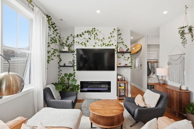 181 Cowper St 302, Boston, MA 02128