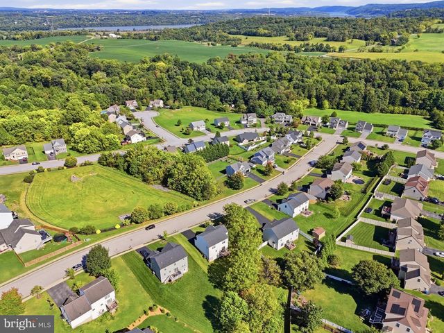160 PAYNE DR, Mount Wolf, PA 17347