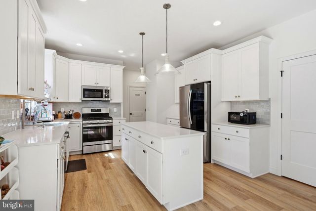 160 PAYNE DR, Mount Wolf, PA 17347