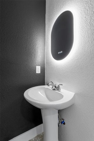 2712 Pioneer Lane, Lancaster, TX 75146