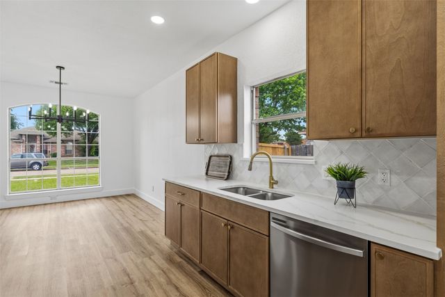 2712 Pioneer Lane, Lancaster, TX 75146