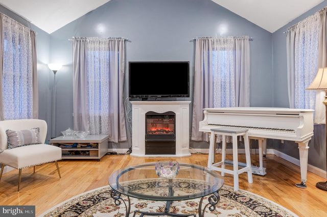 39 E 2ND AVE, Runnemede, NJ 08078