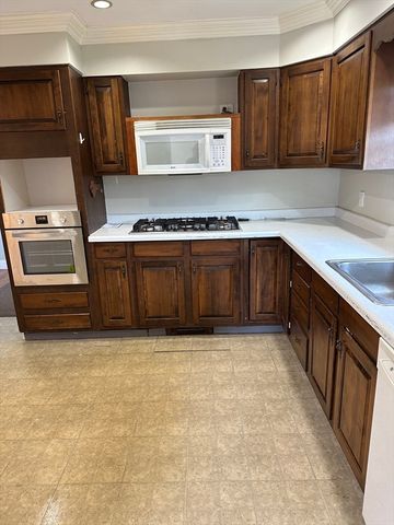 22 Roundy St 2, Beverly, MA 01915