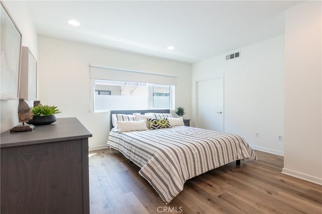 2926 Rowena Avenue 4, Los Angeles, CA 90039