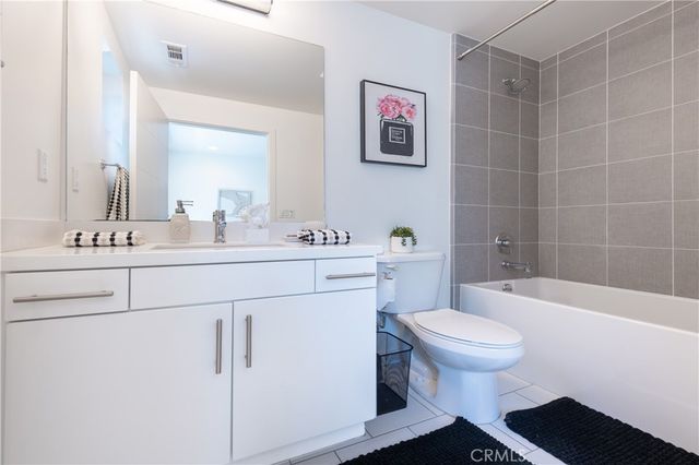 2926 Rowena Avenue 4, Los Angeles, CA 90039