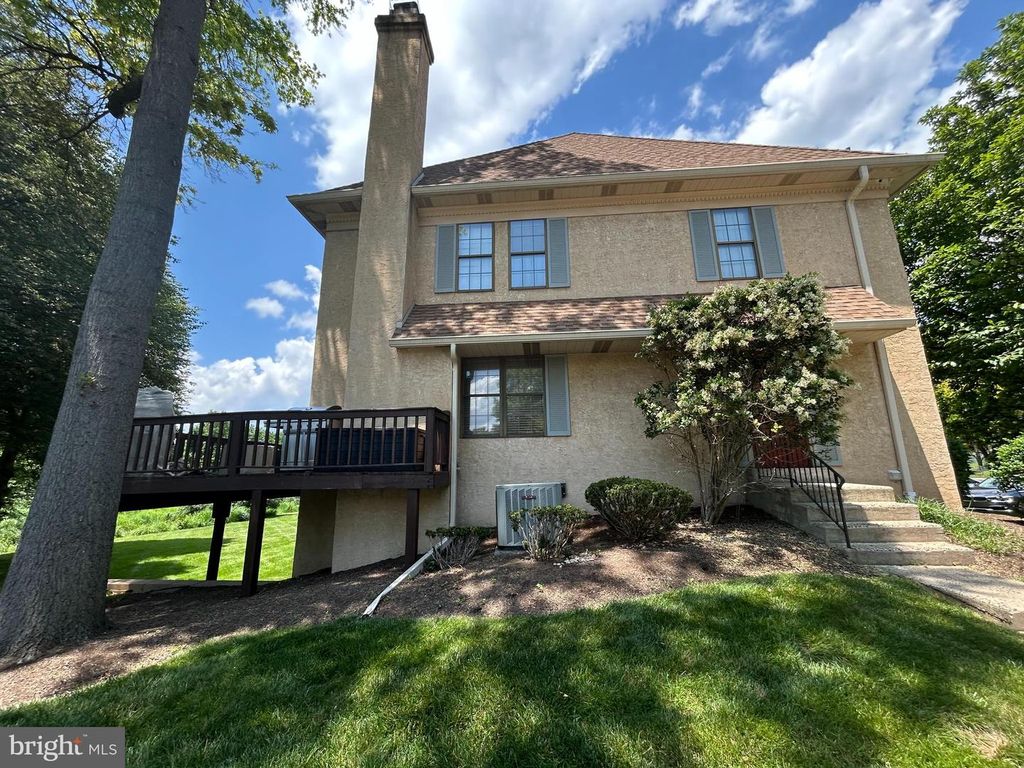 27 CHATEAU CIR, Chesterbrook, PA 19087