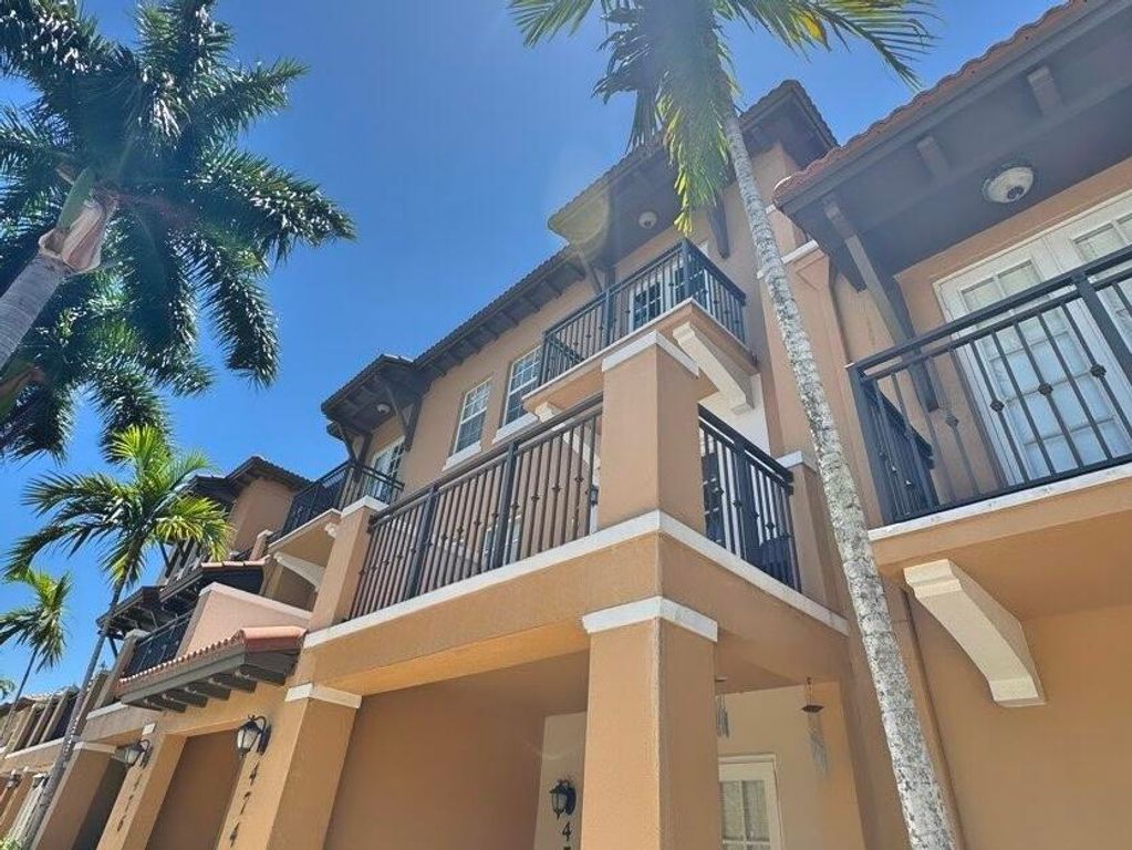 474 SW 147th Avenue, Pembroke Pines, FL 33027