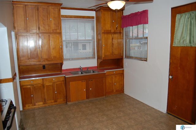 900 S 18th Street, Lincoln, NE 68508