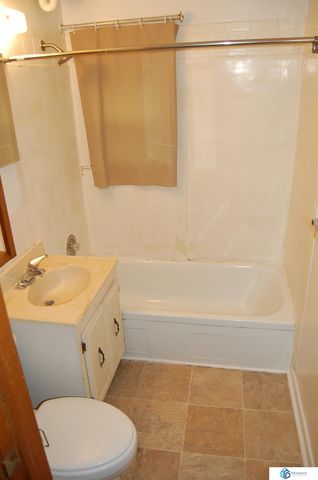 900 S 18th Street, Lincoln, NE 68508